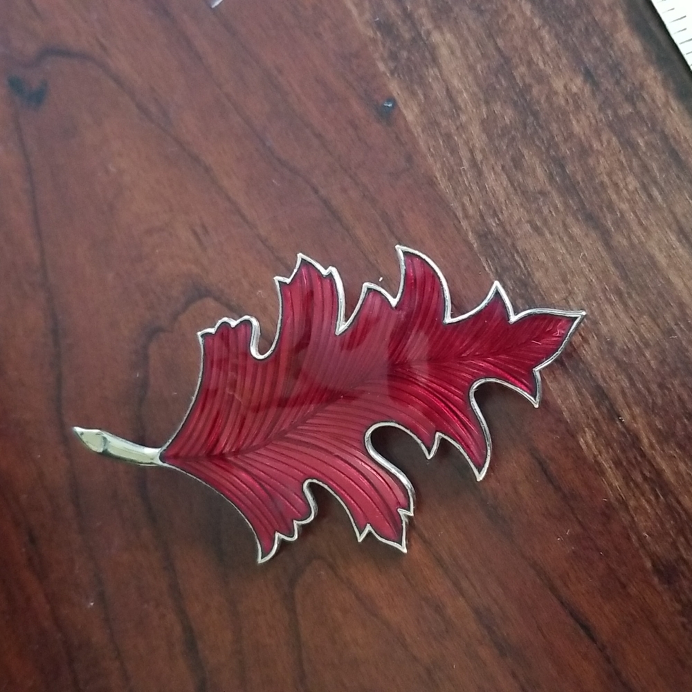 Beautiful Vintage Leaf Brooch